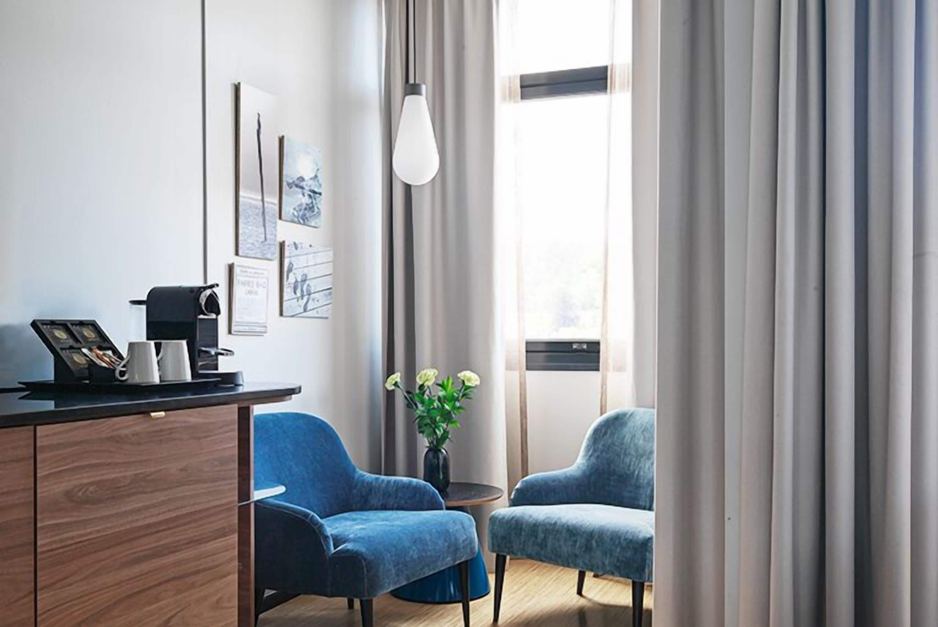 superior room | living area | tv