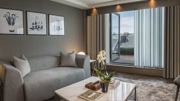 Suite, 1 Bedroom (Dining) | Minibar, in-room safe, desk, laptop workspace