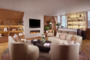 Minibar, safe på rommet, skrivebord og skrivebord for bærbar PC