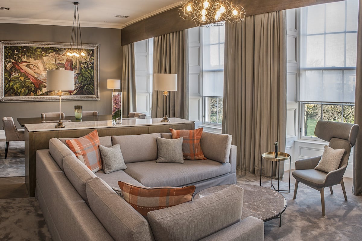 Minibar, pengeskab på værelset, skrivebord