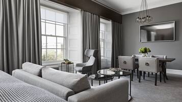 Suite, 1 soverom | Minibar, safe på rommet, skrivebord og skrivebord for bærbar PC