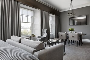 Suite, 1 soverom | Minibar, safe på rommet, skrivebord og skrivebord for bærbar PC