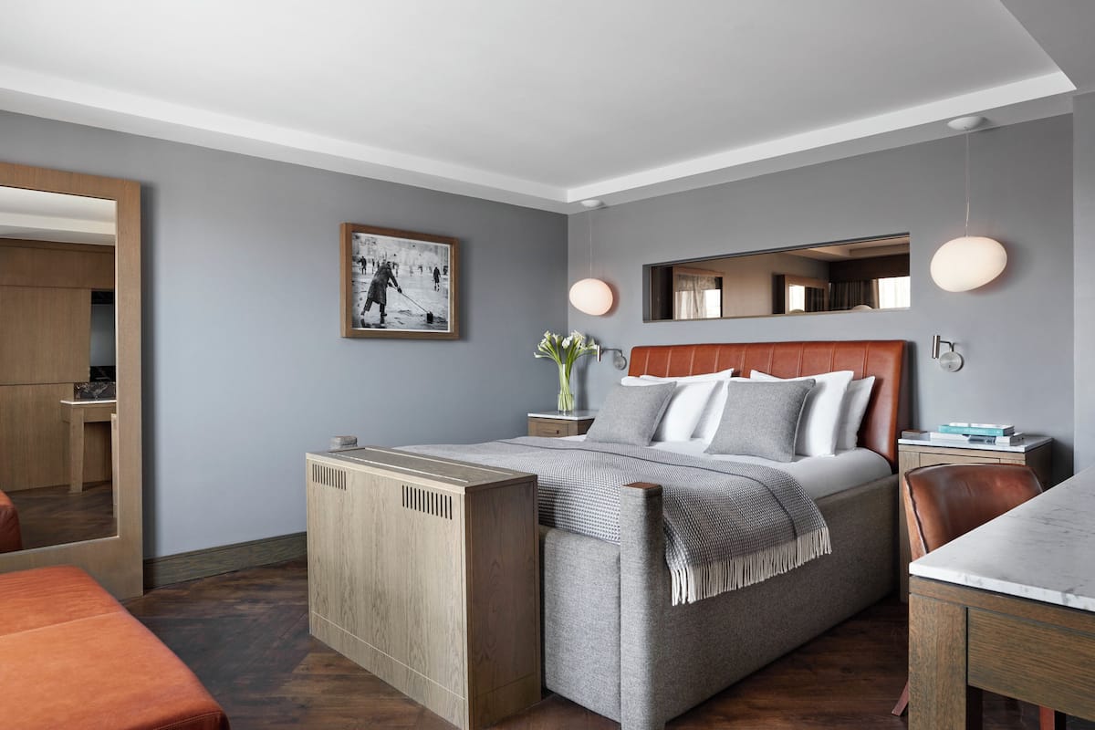 The Blythswood Suite | 迷你吧、客房內保險箱、書桌、筆電工作空間