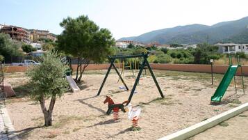 Área de juegos infantiles al aire libre