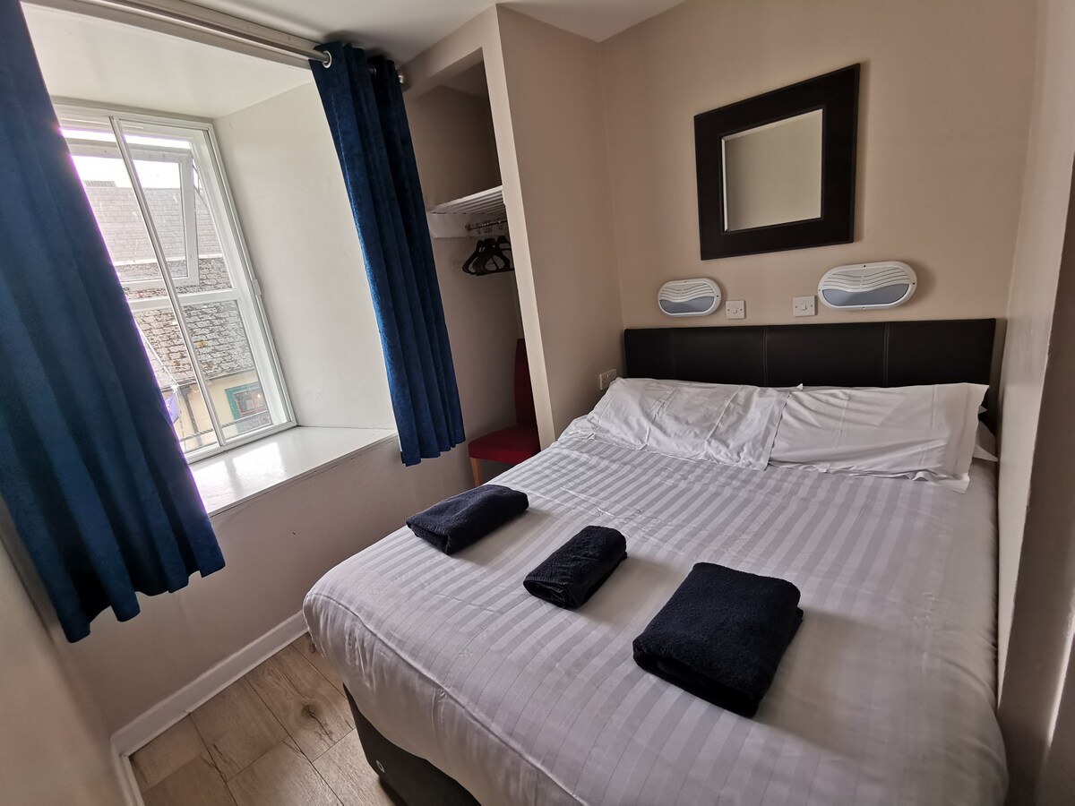 Snoozles Quay Street Hostel