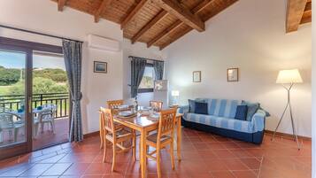 Standard-Villa, 1 Schlafzimmer, Poolzugang | Wohnbereich | Fernseher