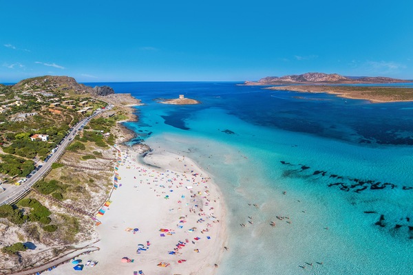 Una playa cerca, arena blanca, sombrillas