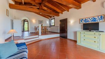 Standard-huvila, 2 makuuhuonetta, pÀÀsy uima-altaalle | Oleskelualue | Televisio