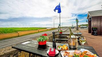 Breakfast, lunch and dinner served