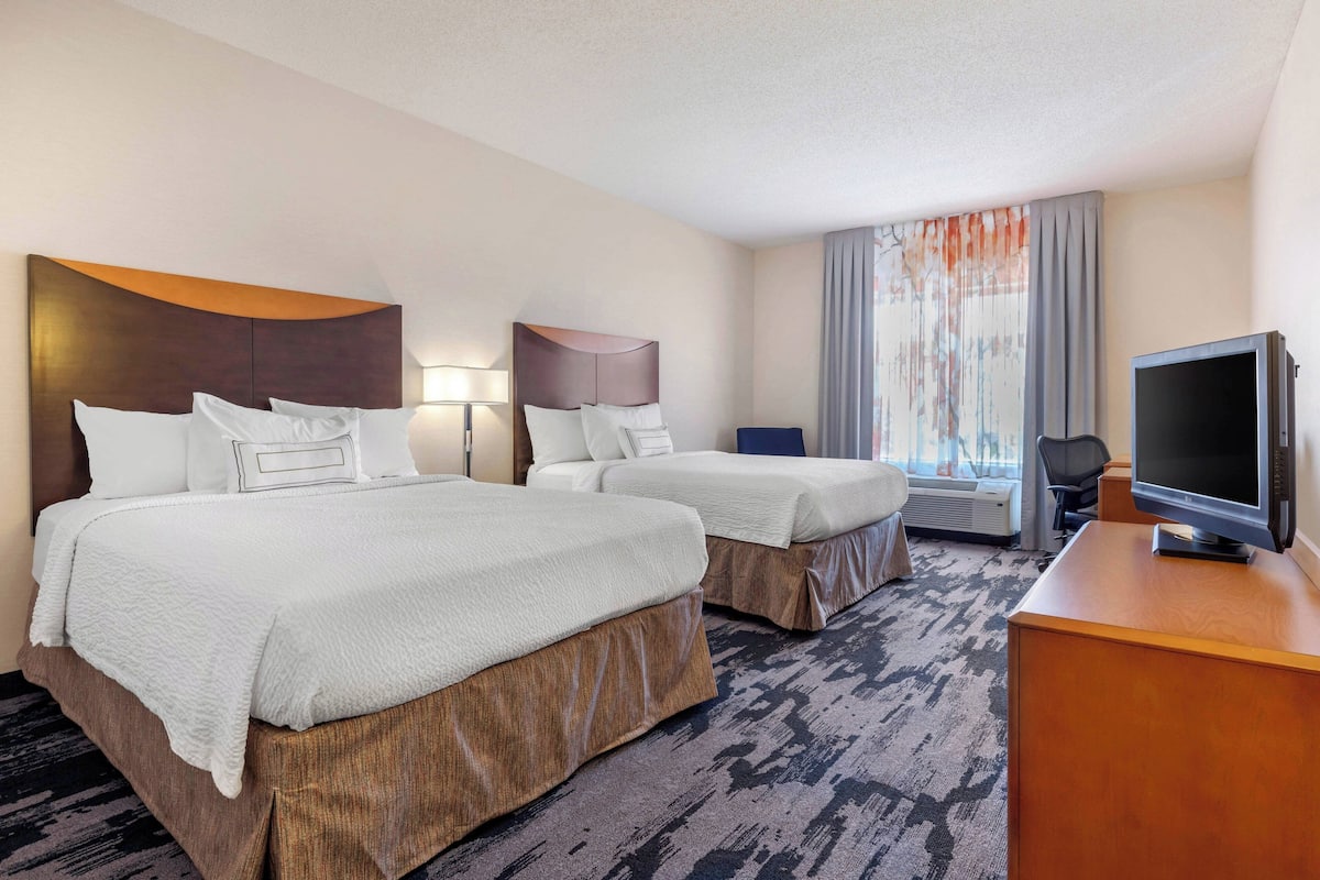 Premium bedding, in-room safe, desk, laptop workspace