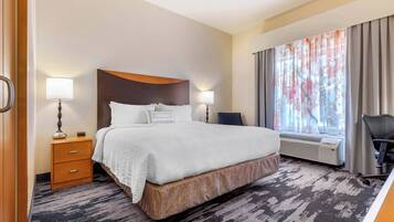 Ropa de cama de alta calidad y caja de seguridad en la habitación