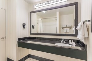 Combined shower/bathtub, free toiletries, hair dryer, towels - Fairfield Inn & Suites by Marriott Madison East (Madison)