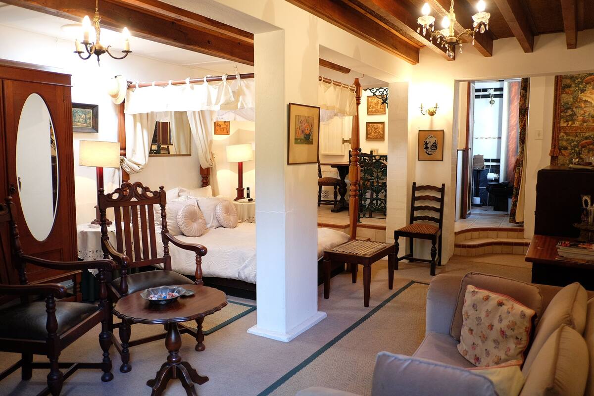 Une chambre de style traditionnel, avec un lit, des meubles en bois et un lustre.