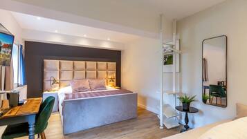 Driepersoonskamer | Een bureau, gratis wifi