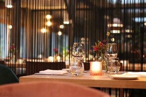 Déjeuner, dîner et souper servis sur place; cuisine française 