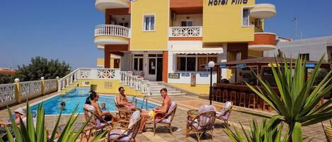 2 outdoor pools