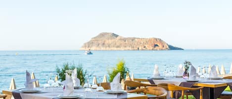 Petit déjeuner, déjeuner et dßner servis sur place, vue sur la plage