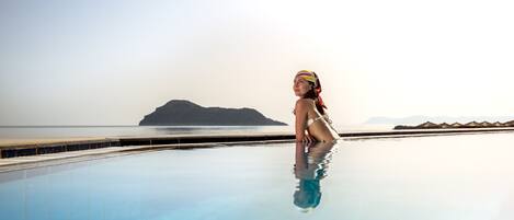 Piscina a l'aire lliure de temporada (horari: 09:00-21:00) i para-sols