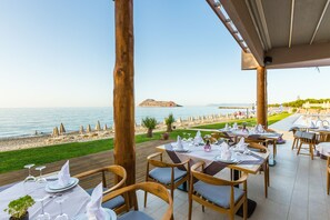 Se sirven desayunos y almuerzos; cocina griega; con vista a la playa