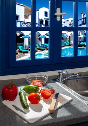 Fridge, stovetop, electric kettle, cookware/dishes/utensils - Roula Villa (Santorini)