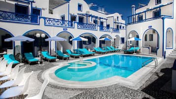 Piscina externa, guarda-sóis, espreguiçadeiras