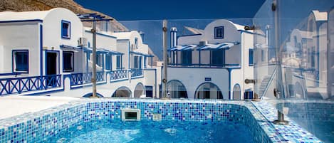 Estudi superior, amb bany privat, vistes a la piscina (DOUBLE HYDROMASSAGE) | Banyera d'hidromassatge