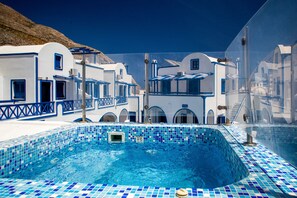 Zona de piscina con borde de azulejos, una silla de descanso y cielo despejado.