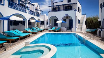 Piscina externa, guarda-sóis, espreguiçadeiras