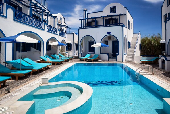 Outdoor pool, pool umbrellas, sun loungers
