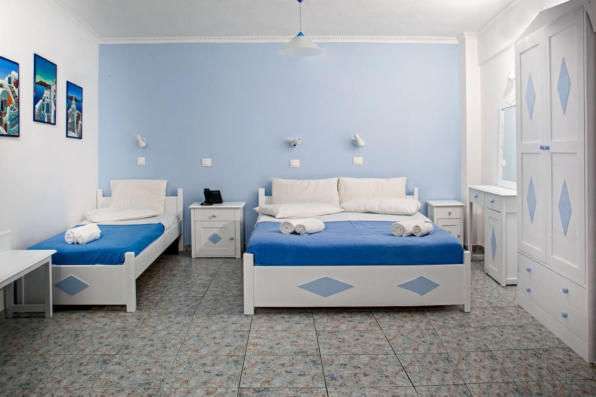 Economy Studio, Ensuite (FAMILY LOWER LEVEL ) | Premium bedding, in-room safe, free WiFi, bed sheets