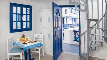 Studio – superior, eget bad, bassengutsikt (DOUBLE HYDROMASSAGE) | Oppholdsområde | TV