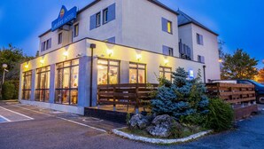 A hotel with a sign that reads "Comfort Hotel," featuring large windows and a well-lit entrance. - Comfort Hotel Orleans Olivet (Olivet)