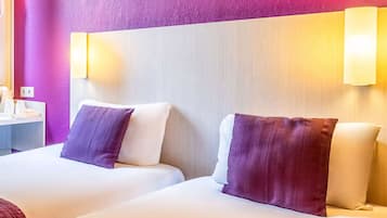 Standard Room, 2 Twin Beds, Non Smoking | Desk, free WiFi, bed sheets