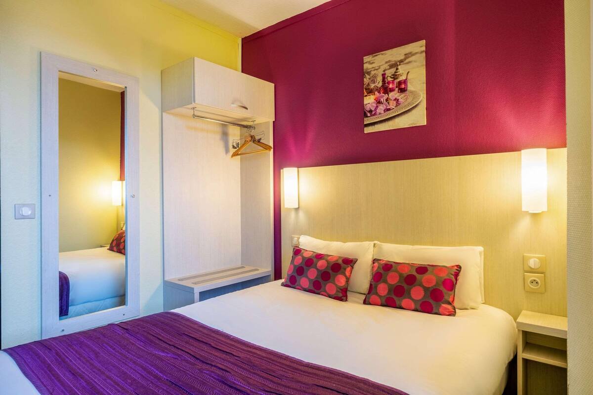 Desk, free WiFi, bed sheets