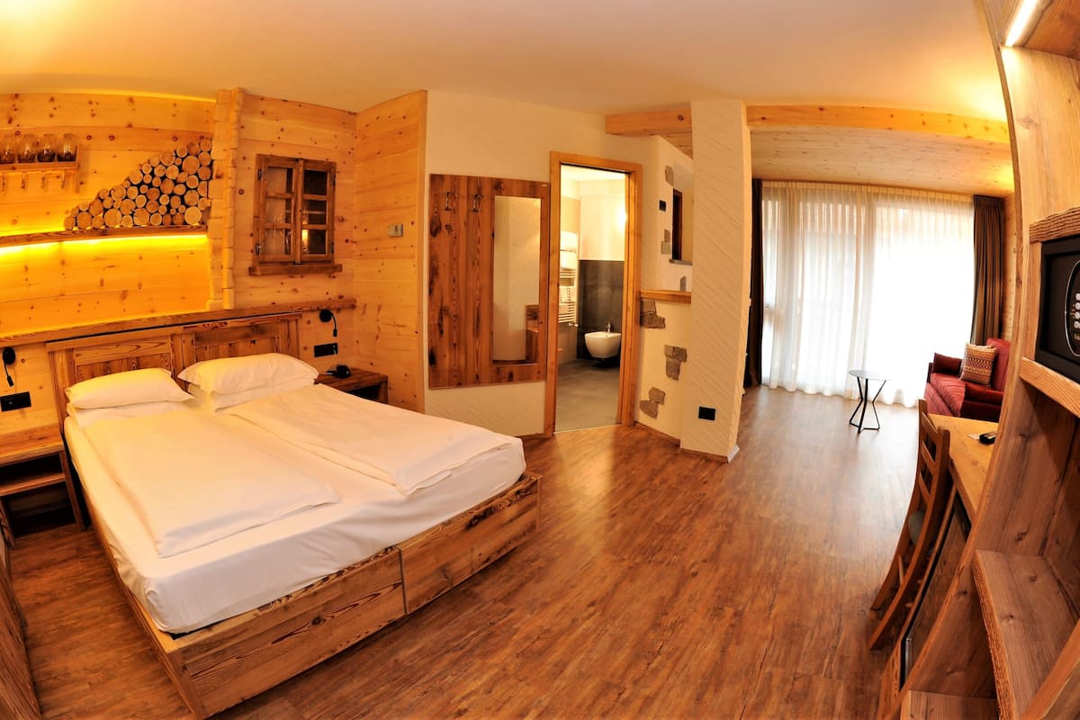 Deluxe Double or Twin Room | In-room safe, bed sheets