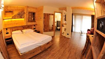 Deluxe Double or Twin Room | In-room safe, bed sheets