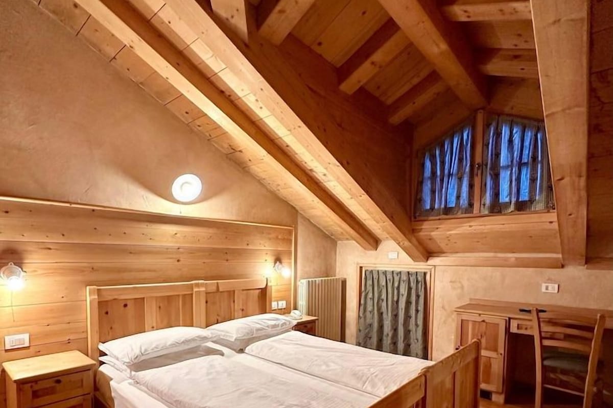 Premium bedding, down duvets, in-room safe, bed sheets
