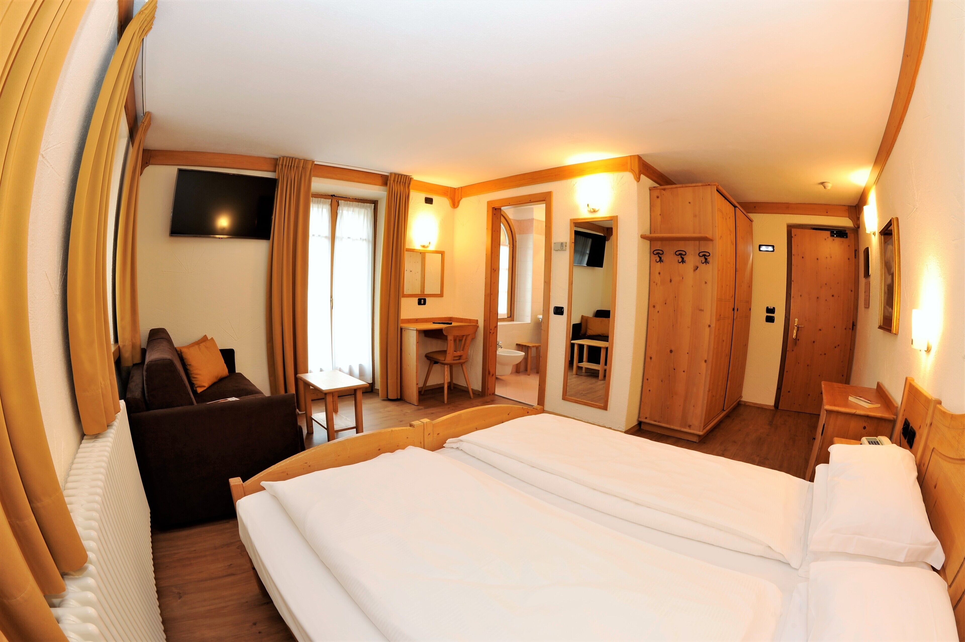 Habitación superior con 1 cama doble o 2 individuales | Caja fuerte y ropa de cama