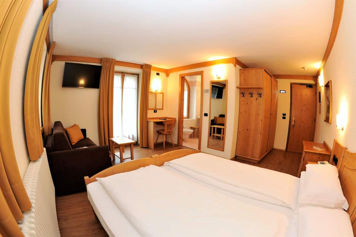 Superior Double or Twin Room | In-room safe, bed sheets