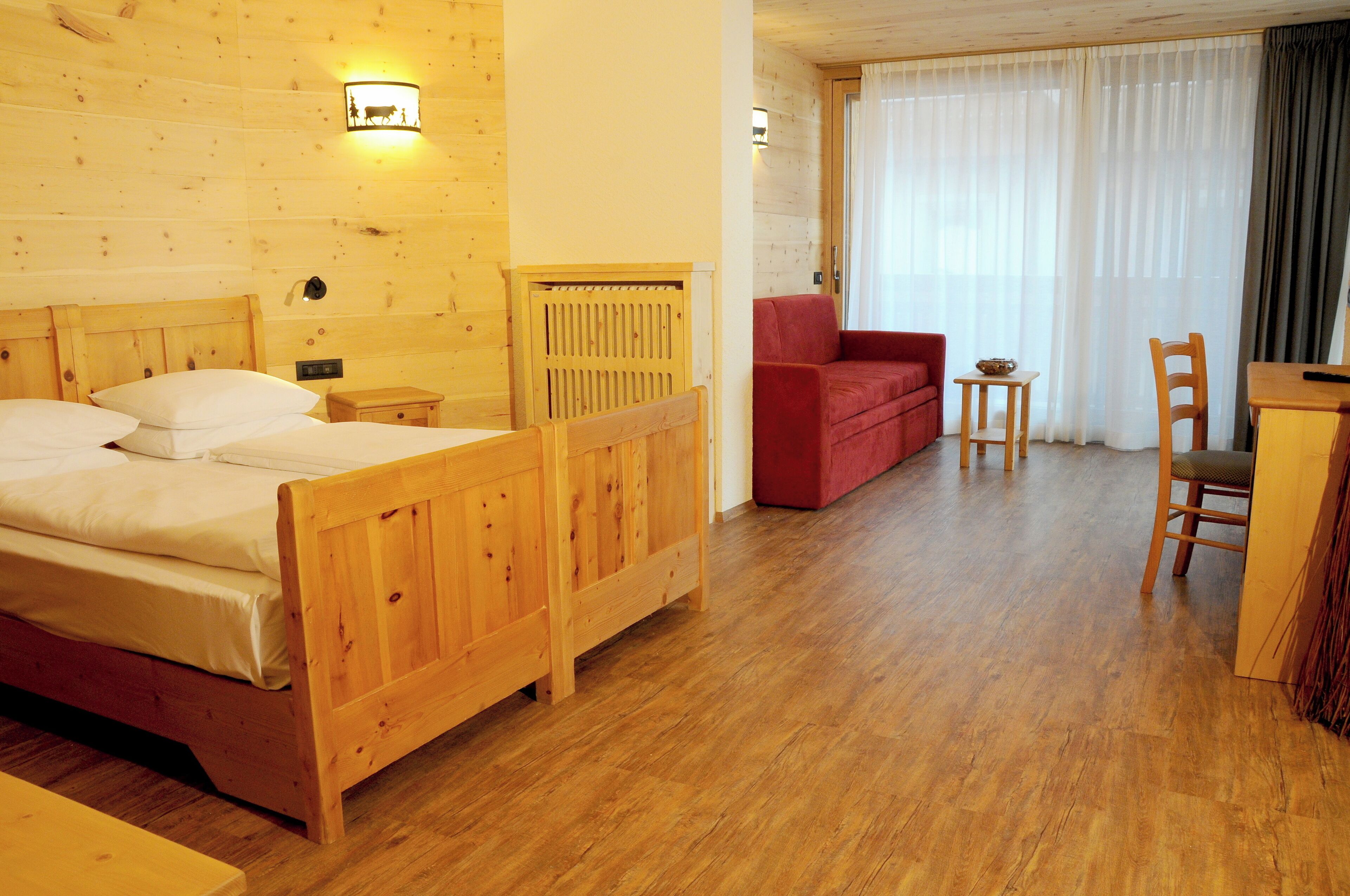 Deluxe dubbelrum eller tvåbäddsrum | Värdeförvaringsskåp på rummet och sängkläder