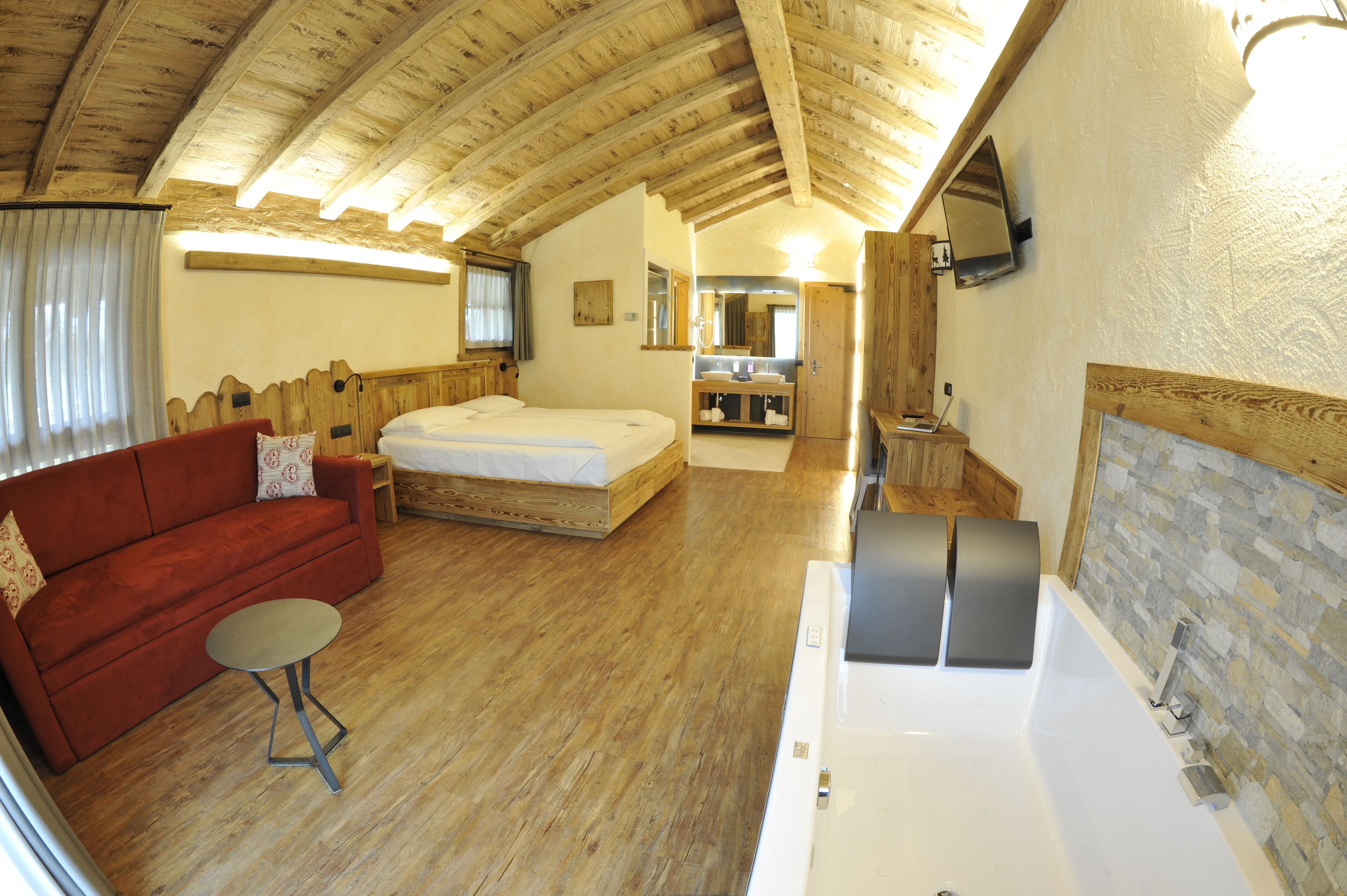 Exklusivt dubbelrum eller tvåbäddsrum | Värdeförvaringsskåp på rummet och sängkläder