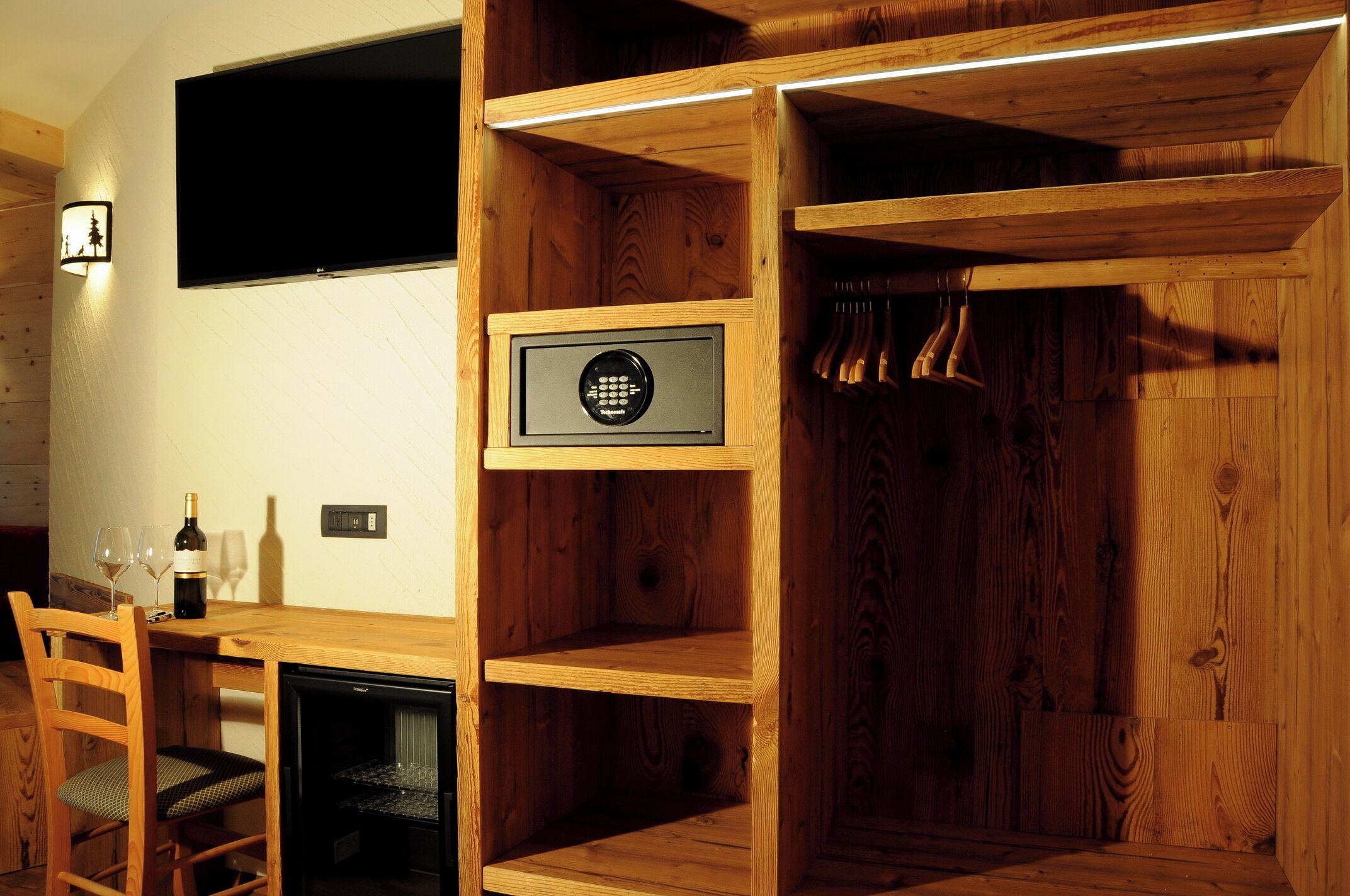 deluxe double or twin room | in-room safe, bed sheets