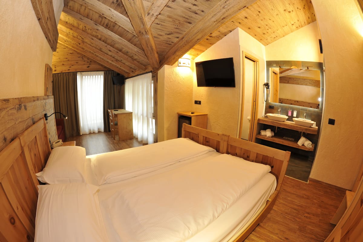 Deluxe Double or Twin Room | In-room safe, bed sheets