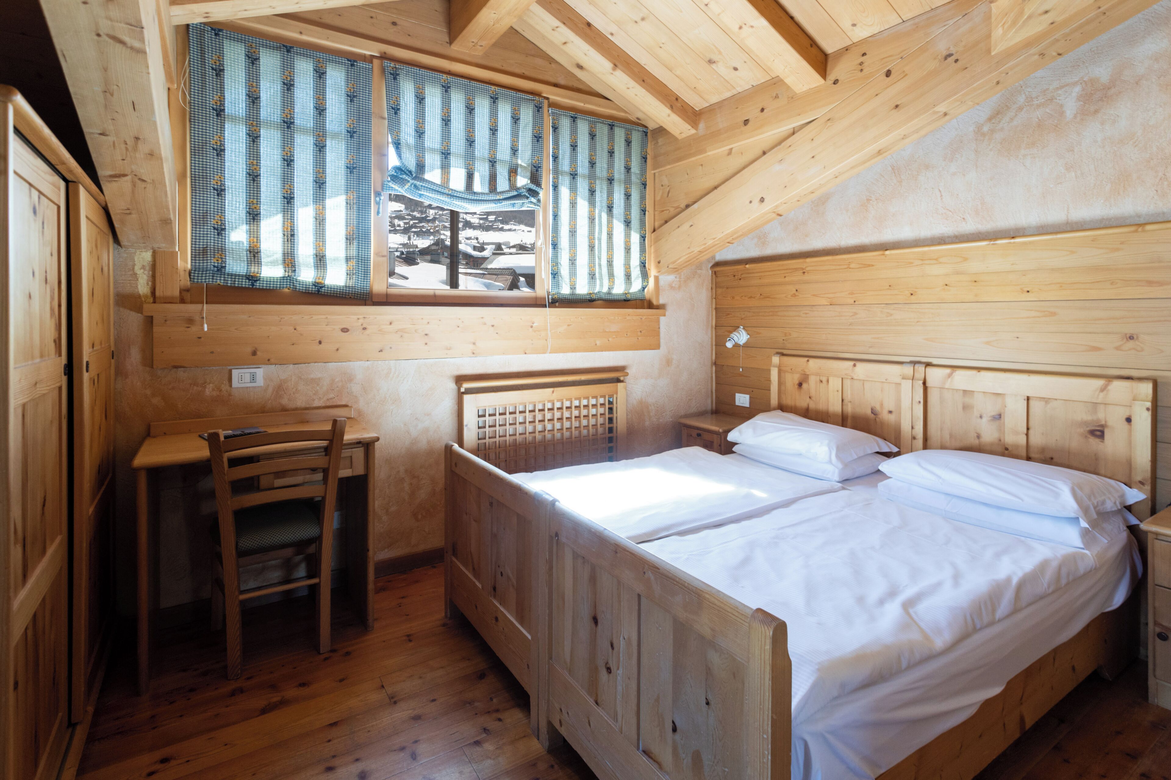 Habitación económica doble | Caja fuerte y ropa de cama