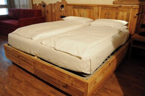Exclusive-Doppel- oder -Zweibettzimmer | Hochwertige Bettwaren, Daunenbettdecken, Zimmersafe, Bettwäsche
