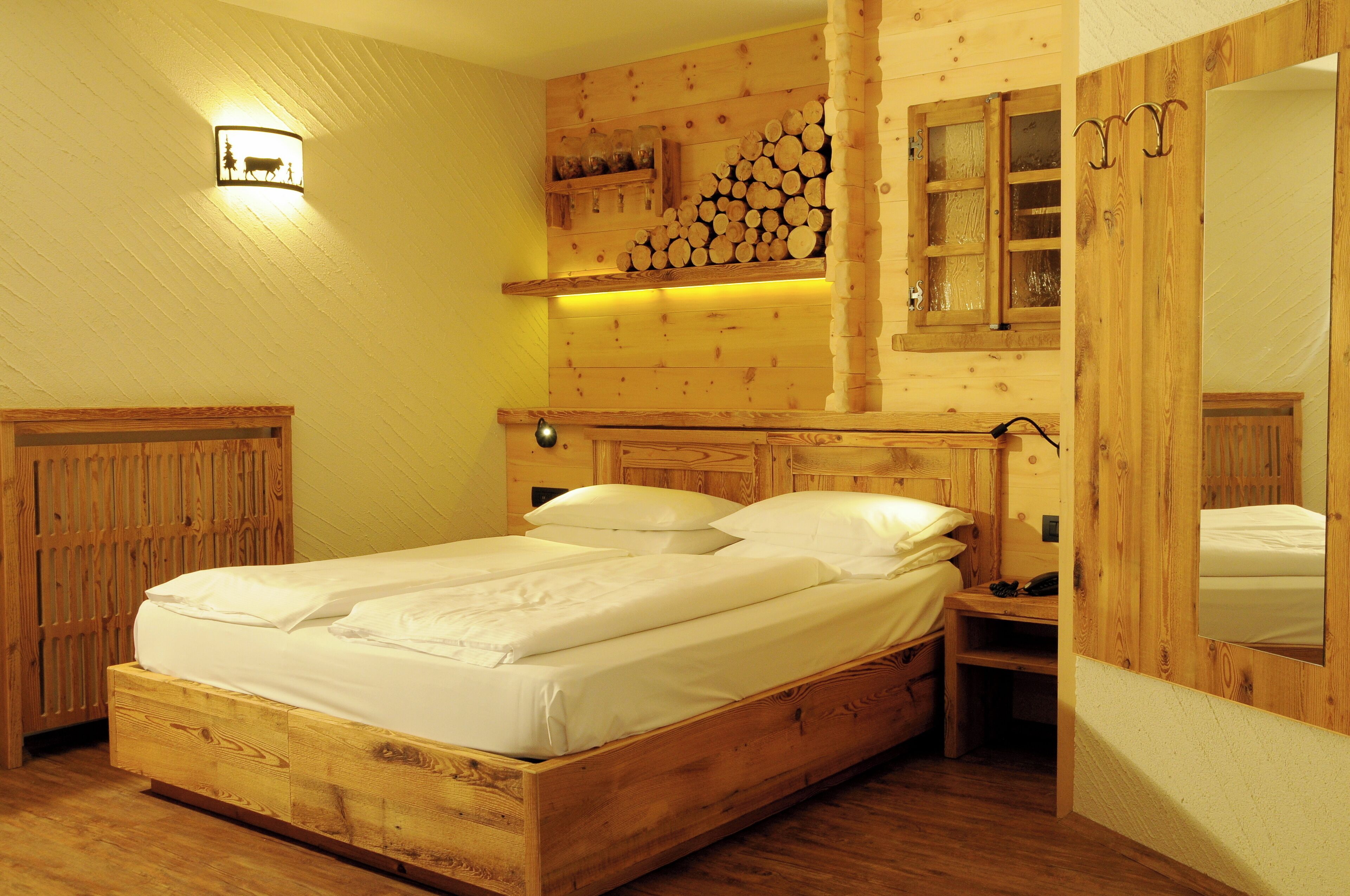 Deluxe dubbelrum eller tvåbäddsrum | Värdeförvaringsskåp på rummet och sängkläder