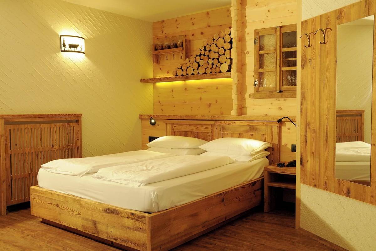 Caja de seguridad en la habitación y ropa de cama