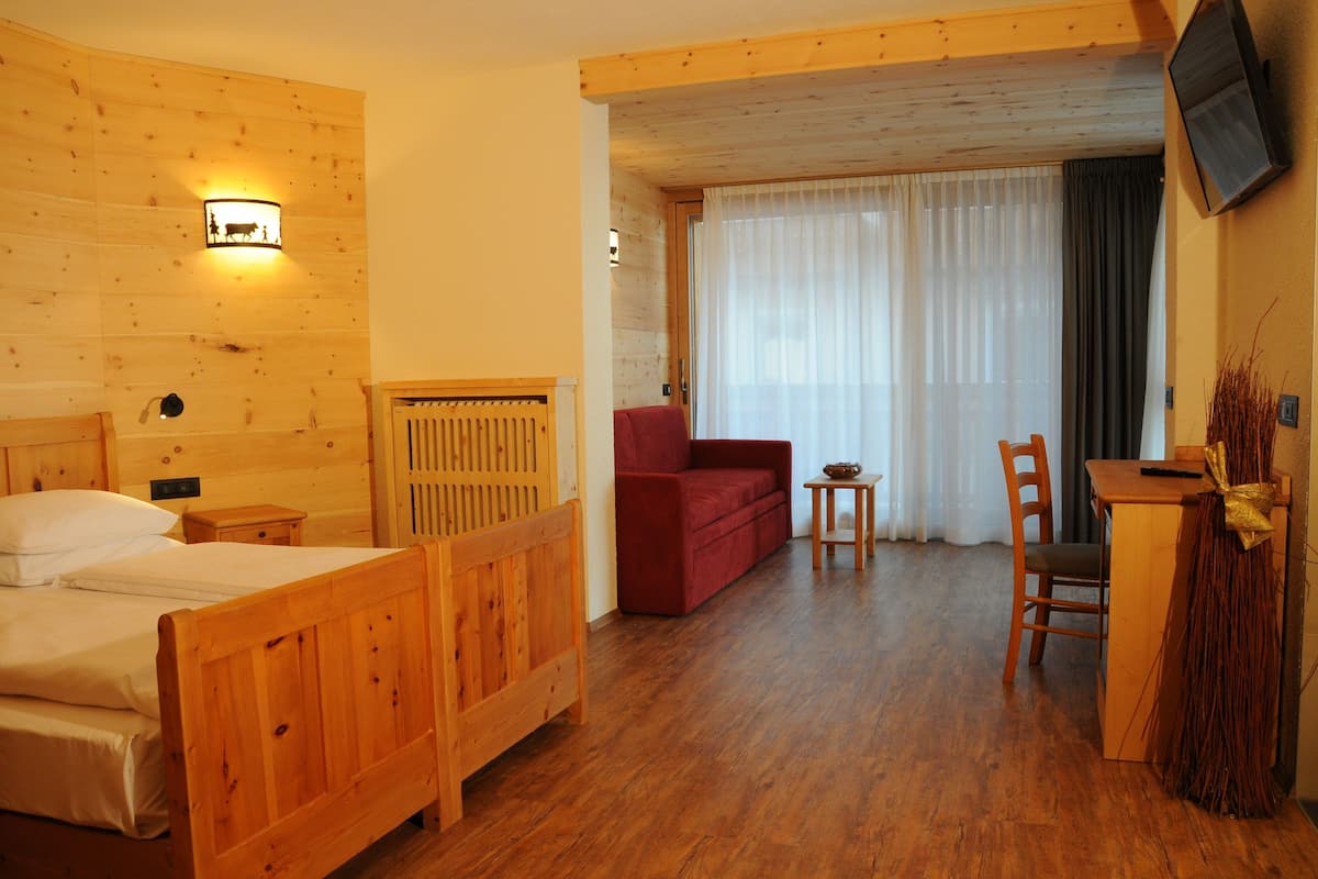 Deluxe Double or Twin Room | In-room safe, bed sheets