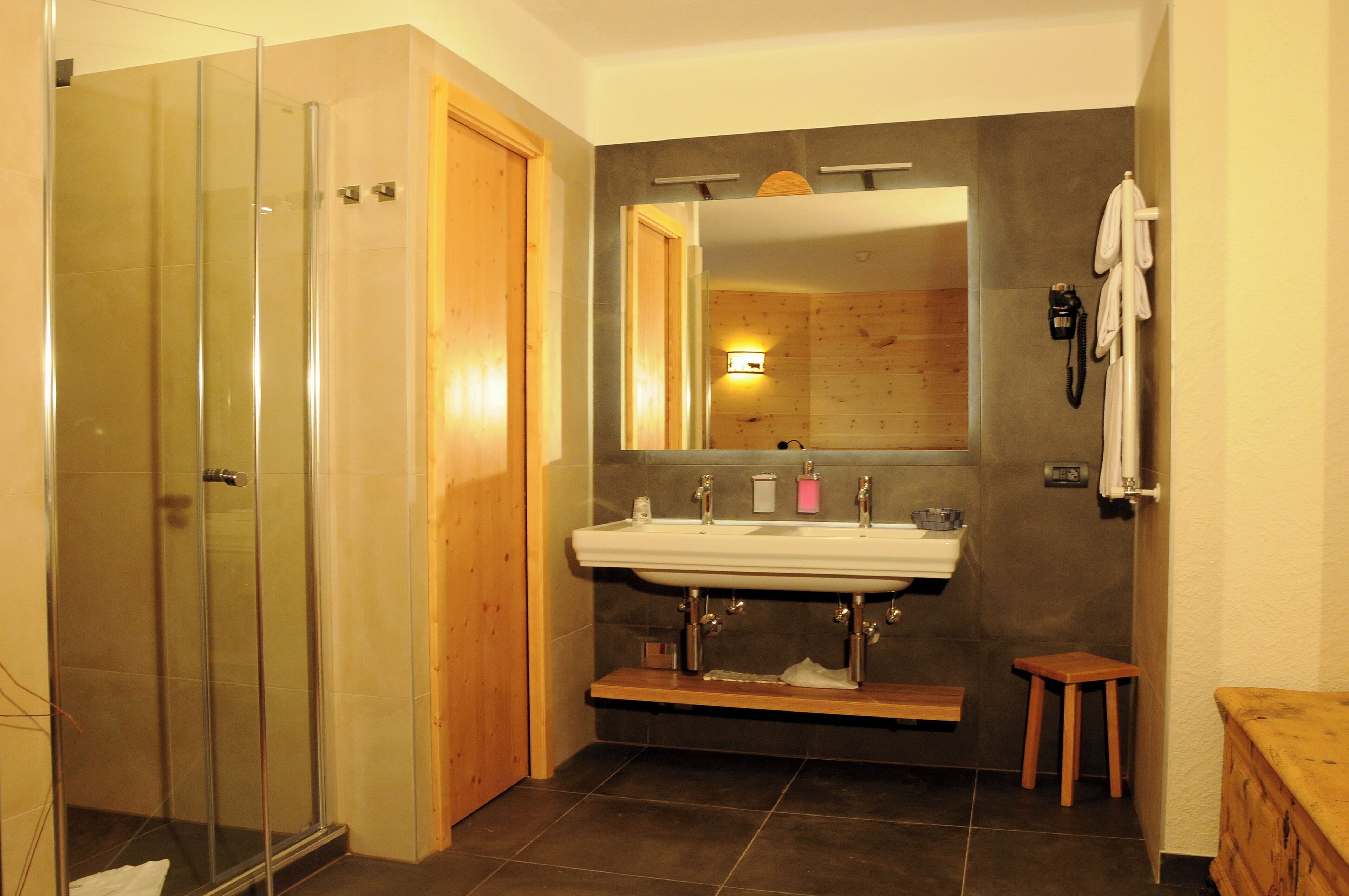 deluxe double or twin room | bathroom | separate bathtub and shower, jetted bath, free toiletries, hair dryer