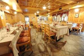 Se sirve cocina regional (con mesas al aire libre)